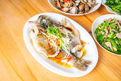 中国美食家常菜，餐桌上一碟清蒸鲈鱼