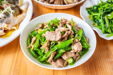 中国湖南家常菜辣椒炒肉片