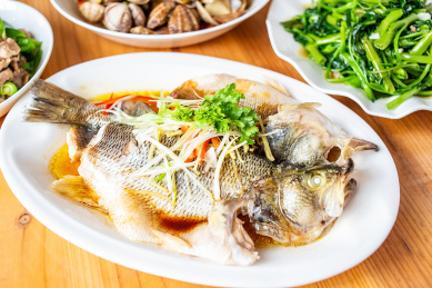 中国美食家常菜，餐桌上一碟清蒸鲈鱼