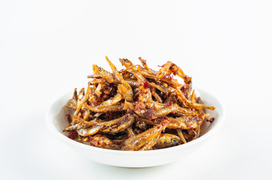 中国湖南省特色风味小吃香辣小鱼干
