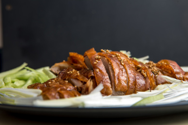 放在葱丝上面的中国北京美食烤鸭切片