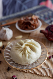 放在木质桌子上的传统中国面点包子