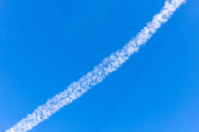 夏天时候天空中出现的尾迹云