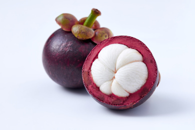 白色背景上的新鲜成熟的山竹水果