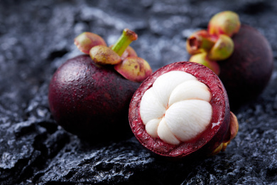 岩石背景上的新鲜成熟的山竹水果