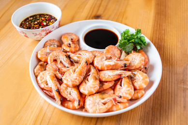 中国美食一碟白灼虾在餐桌上
