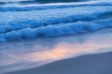 普吉岛美丽夕阳下的海浪沙滩