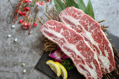 一盘烧烤鲜牛肉放在桌子上