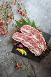 一盘烧烤鲜牛肉放在桌子上