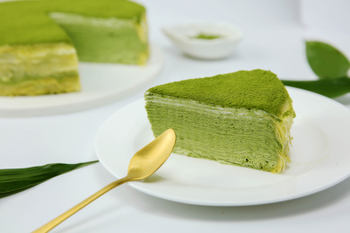 白色背景上抹茶味千层蛋糕