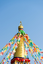 有五彩经幡的金色建筑屋顶
