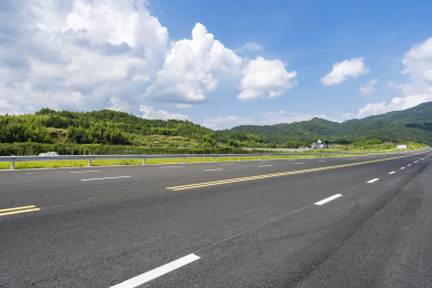 蓝天下古田近郊一条新建的快速通道，中国福建上杭古田