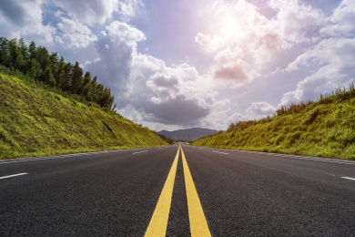 古田近郊新修建的铺着柏油路面的两边有护坡的快速通道，中国福建上杭古田