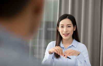 公司女性面试官正在面试应聘者