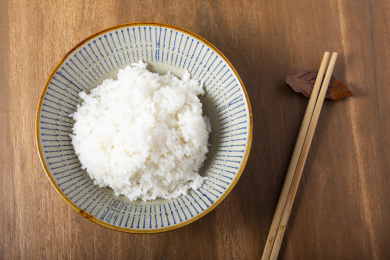 桌面上美味可口的热腾腾的米饭