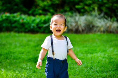 草地里开心的宝宝