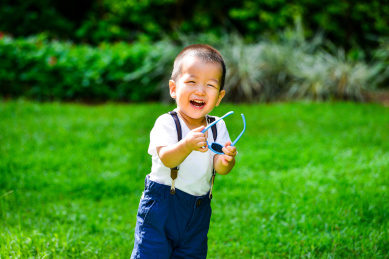 草地里开心的宝宝
