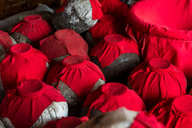 传统酒作坊内放着一堆酒坛酒罐