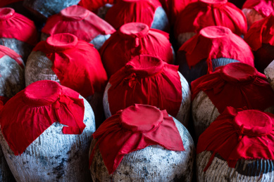 传统酒作坊内放着一堆酒坛酒罐