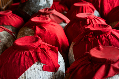 传统酒作坊内放着一堆酒坛酒罐