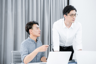 两个着职业装在办公室工作的年轻职员