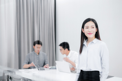 三个着职业装在办公室工作的年轻职员