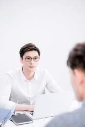 两个着职业装在办公室工作的年轻职员