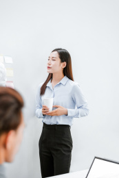 两个着职业装在办公室工作的年轻职员