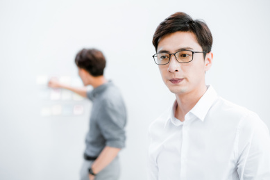 两个着职业装在办公室工作的年轻职员