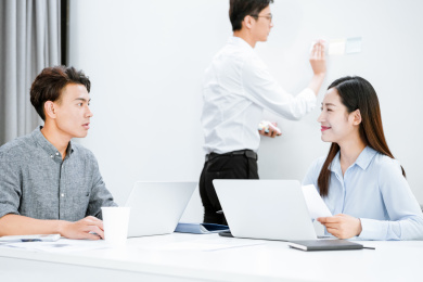 三个着职业装在办公室工作的年轻职员