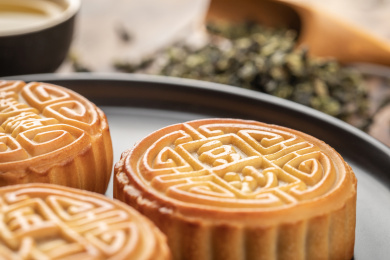 黑色陶瓷盘中的中秋节小吃月饼
