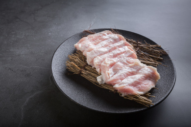 水泥桌面上圆碟子里的肥肉