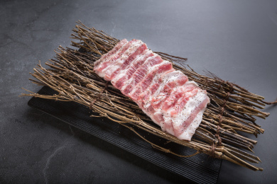 水泥桌面上圆碟子里的五花肉