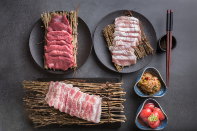 水泥桌面上的生肉食材套餐