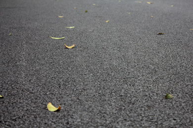 一片深黑色的沥青路面贴图