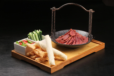 中国上海的一道冷菜——大刀驴肉卷饼