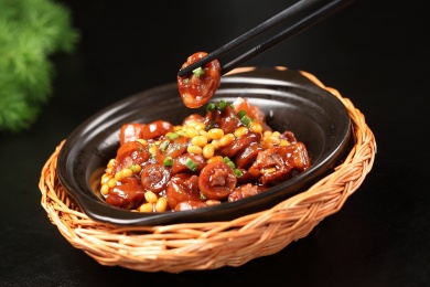 中国上海的一道热菜——黄豆烧猪尾