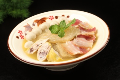 中国上海的一道热菜——三鲜肉皮