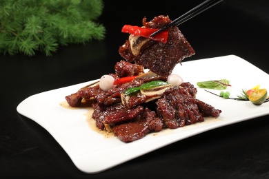 中国上海的一道热菜——蜜饯牛仔骨