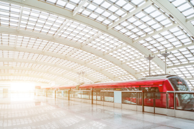 阳光下的中国北京首都机场快轨列车