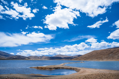 中国西藏思金拉措圣湖风光