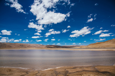 中国西藏思金拉措圣湖风光