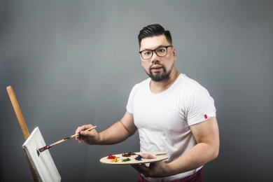 一位亚洲男性画家正在创作