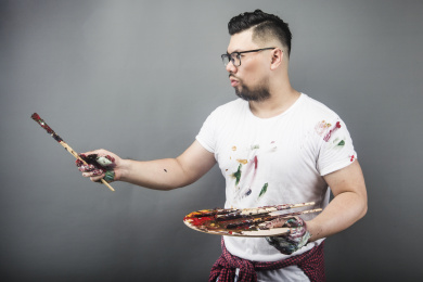 一位亚洲男性画家正在创作