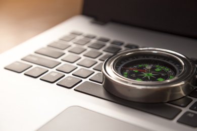 笔记本电脑与指南针局部静物特写