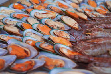 紧密排列的美味烧烤食材——青口贝，即翡翠贻贝（Mussel）