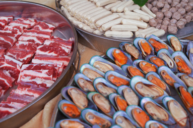 紧密排列的美味烧烤食材——青口贝，即翡翠贻贝（Mussel）