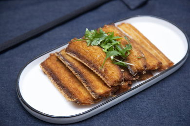 餐桌上美味的中餐干炸带鱼片