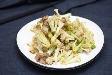 餐桌上美味的清炒菜花肉片