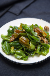 餐桌上美味的清炒青椒肉片